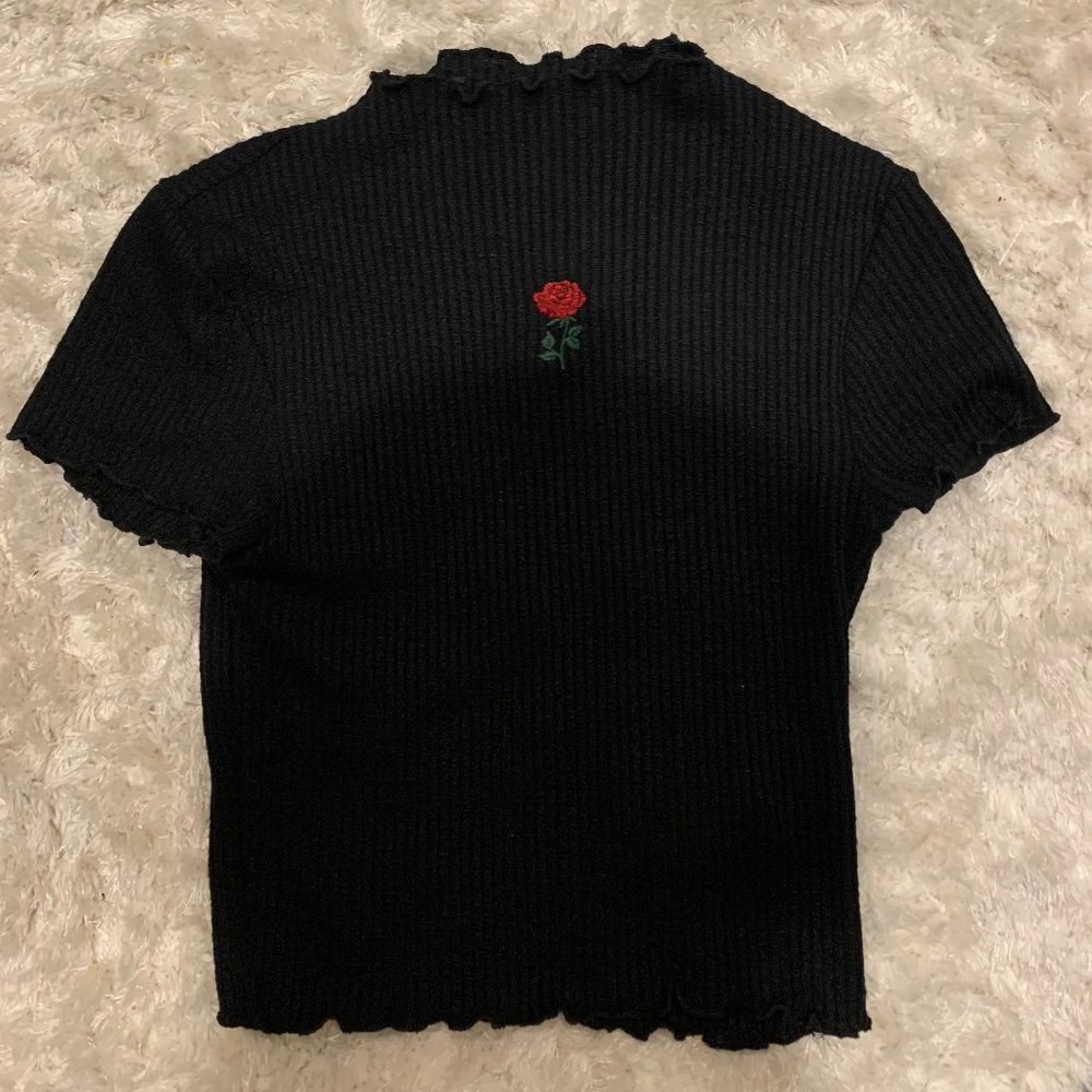 Ribbed Shortsleeve Shirt Lettuce Edges w/ Rose